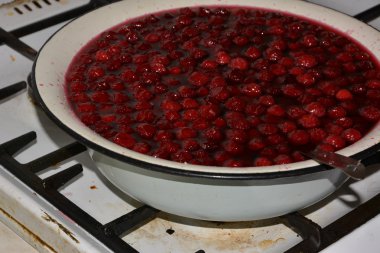 Kiraz reçeli pişirme