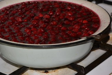 Kiraz reçeli pişirme