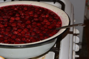 Kiraz reçeli pişirme