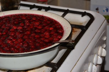 Kiraz reçeli pişirme