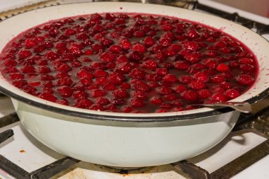Kiraz reçeli pişirme