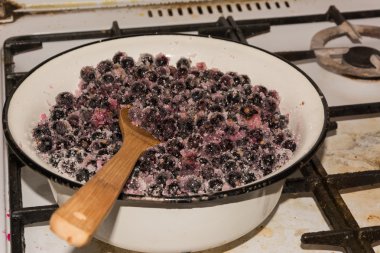 siyah frenk üzümü reçeli pişirmek