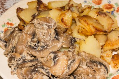 Mantarlı kızarmış patates.