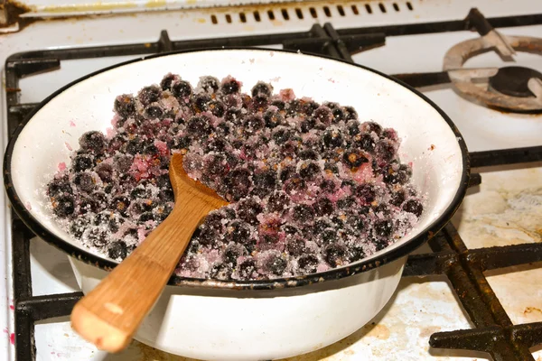 Matlagning svarta vinbär sylt — Stockfoto