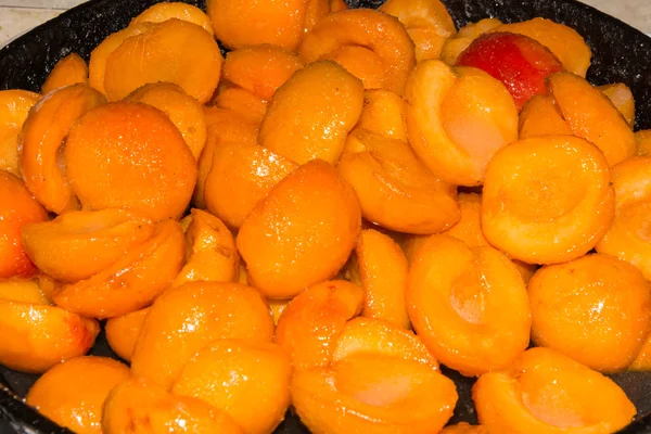 在平底锅里煮杏酱 — 图库照片