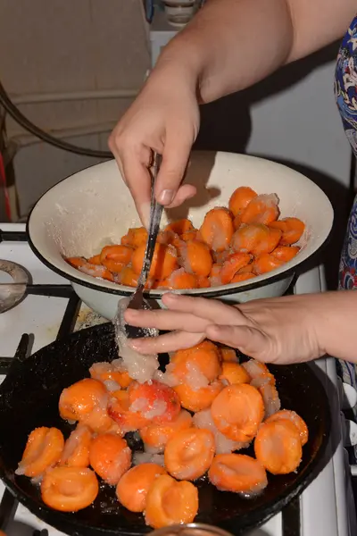 Cozinhar engarrafamento de damasco em uma panela — Fotografia de Stock