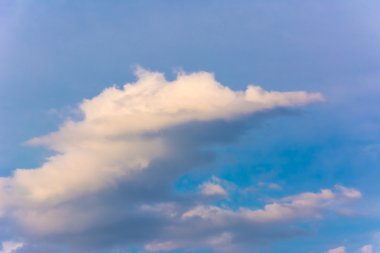 güzel mavi yaz göğün beyaz bulutlar ile