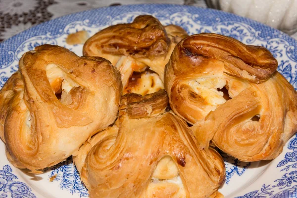 Cônes avec crème sur une assiette sur la table — Photo