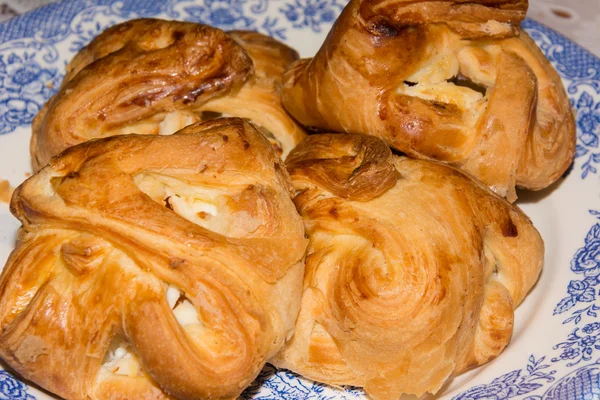 Bollos con crema en un plato sobre la mesa — Foto de Stock