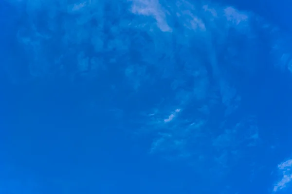 Belo céu azul de verão com nuvens brancas — Fotografia de Stock