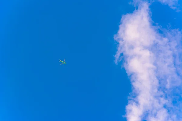 Beautiful blue summer sky with white clouds — Stock Photo, Image