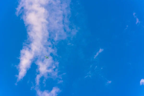 Schöner blauer Sommerhimmel mit weißen Wolken — Stockfoto
