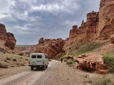 Charyn Kanyonu, Almaty Bölgesi, Kazakistan 'daki taksi minibüsü..