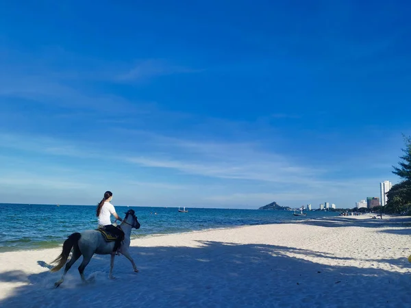 Γυναίκα Ιππασία Ένα Άλογο Στην Παραλία Του Hua Hin Ταϊλάνδη — Φωτογραφία Αρχείου