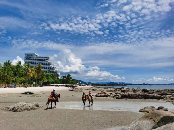 Horse Rinding Tourists Beach Hua Hin Thailand — Zdjęcie stockowe