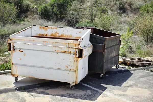 Два мусорных контейнера — стоковое фото