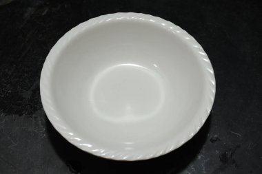 Siyah arkaplanda boş kase