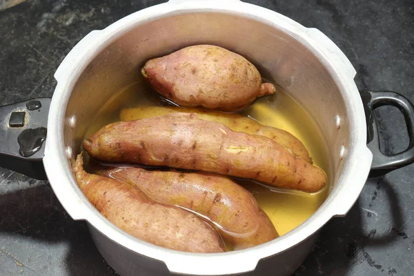 Patata Dulce Fresca Aislada Sobre Fondo Negro — Foto de Stock