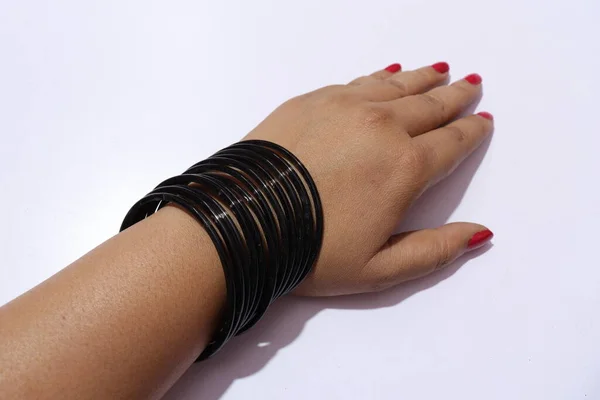 Main Femme Avec Nombreux Bracelets Couleur Noire Sur Son Poignet — Photo