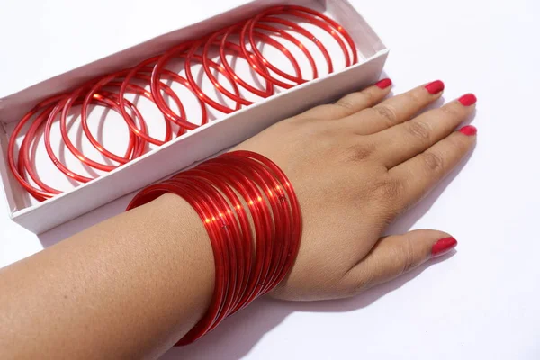 Mano Della Donna Con Molti Braccialetti Colore Rosso Sul Polso — Foto Stock