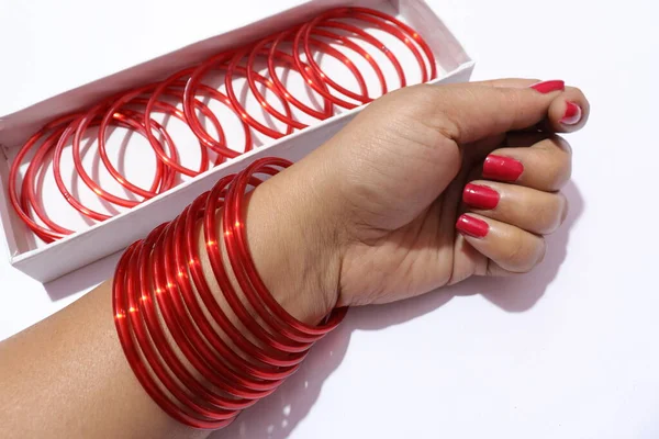 Γυναικείο Χέρι Πολλά Κόκκινα Χρωματιστά Βραχιόλια Στον Καρπό Της Απομονωμένο — Φωτογραφία Αρχείου