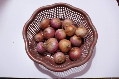 Beyaz arkaplanda kırmızı soğanlar izole edildi