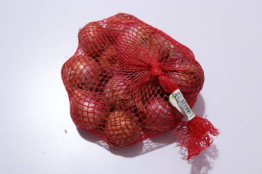 Beyaz arkaplanda kırmızı soğanlar izole edildi