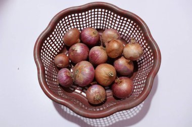 Beyaz arkaplanda kırmızı soğanlar izole edildi