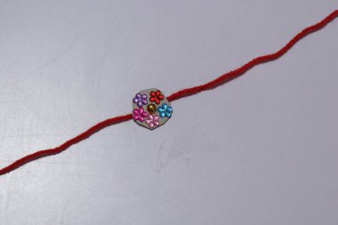 Rakshabandhan, Hint festivali. Beyaz arka planda en iyi görüntü.