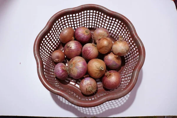 Beyaz arkaplanda kırmızı soğanlar izole edildi