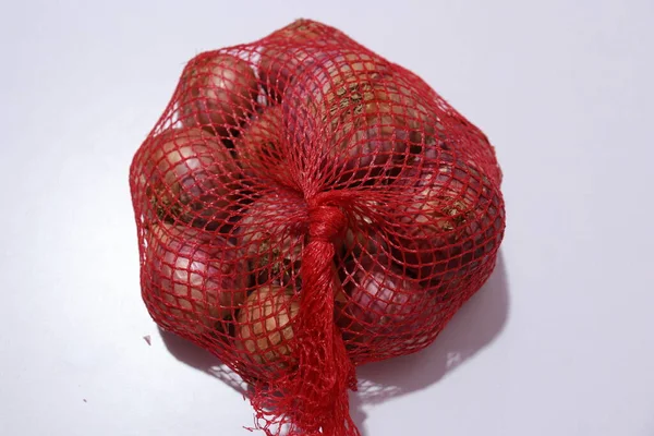 Beyaz arkaplanda kırmızı soğanlar izole edildi