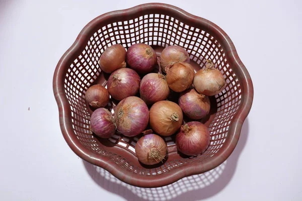 Beyaz arkaplanda kırmızı soğanlar izole edildi