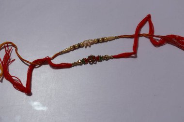 Rakshabandhan, Hint festivali. Beyaz arka planda en iyi görüntü.