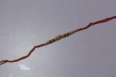 Rakshabandhan, Hint festivali. Beyaz arka planda en iyi görüntü.