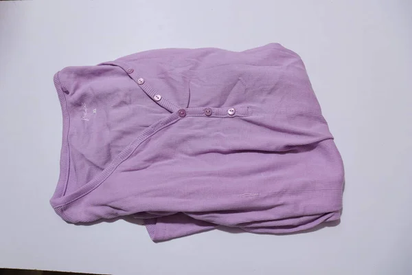 Γυναικείο Lavender Color Shirt Απομονωμένο Λευκό Φόντο — Φωτογραφία Αρχείου