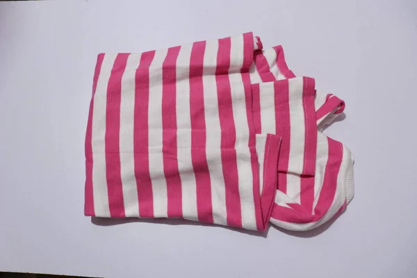 Γυναικείο Λευκό Και Ροζ Χρώμα Shirt Απομονωμένο Λευκό Φόντο — Φωτογραφία Αρχείου