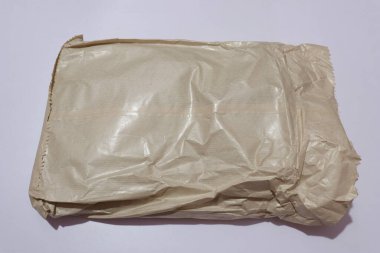 Kahverengi Renkli Kağıt Çanta Beyaz arkaplanda izole edildi