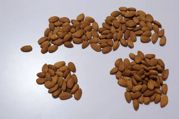 Almond Diisolasi Pada Latar Belakang Putih — Stok Foto