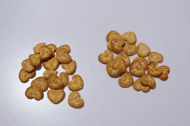 kalp şeklinde çerezler beyaz arkaplanda izole