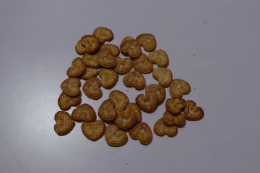 kalp şeklinde çerezler beyaz arkaplanda izole