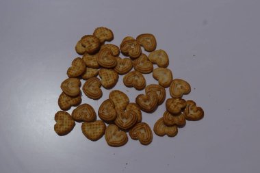 kalp şeklinde çerezler beyaz arkaplanda izole