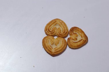 kalp şeklinde çerezler beyaz arkaplanda izole