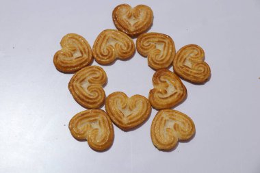 kalp şeklinde çerezler beyaz arkaplanda izole