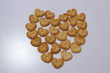 kalp şeklinde çerezler beyaz arkaplanda izole