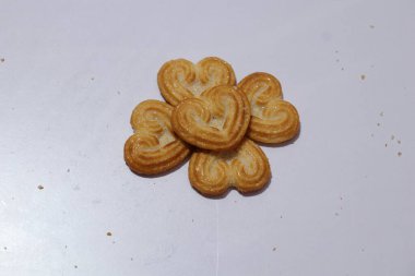 kalp şeklinde çerezler beyaz arkaplanda izole