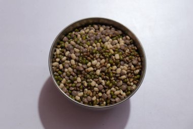 Beyaz Arkaplanda Karışık Artıklar İzole Edildi