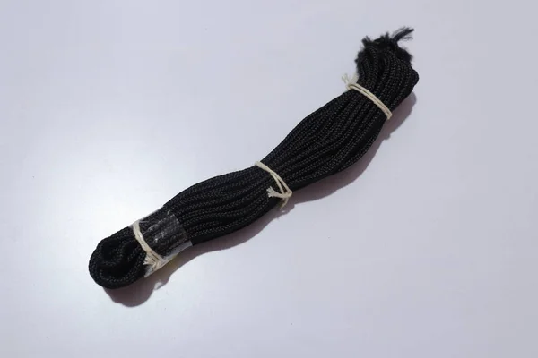 白を基調とした黒の糸 — ストック写真