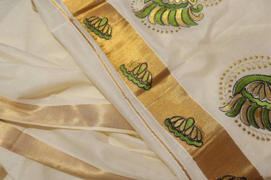 Beyaz Arkaplanda Geleneksel Kadınlar Sarisi İzole Edildi