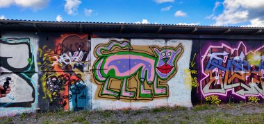 Vastervik, İsveç - Temmuz 05 2020: Sokak Sanatı ve Graffiti Duvarı