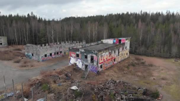Bockaby Urban Warfare Facility, Near Boras, Suecia, Aerial Pullback — Vídeo de stock